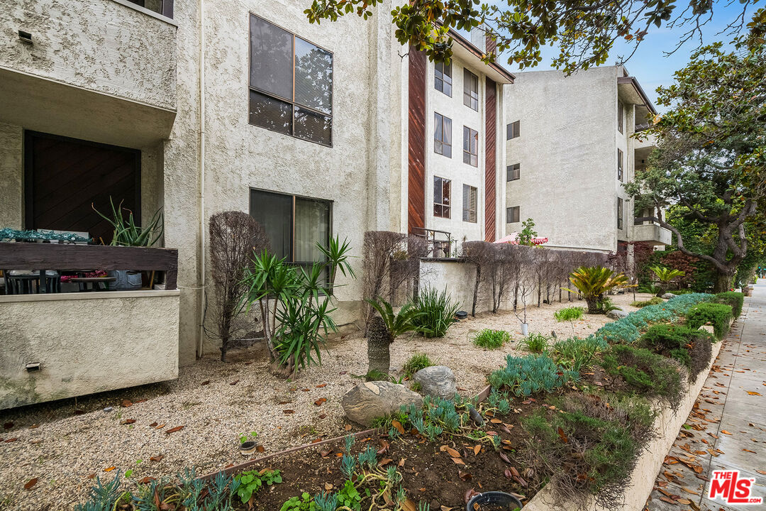 222 N Rose St Unit: 202