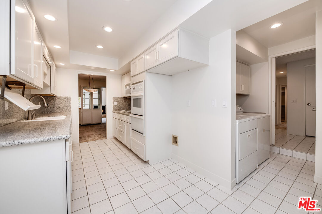 222 N Rose St Unit: 202