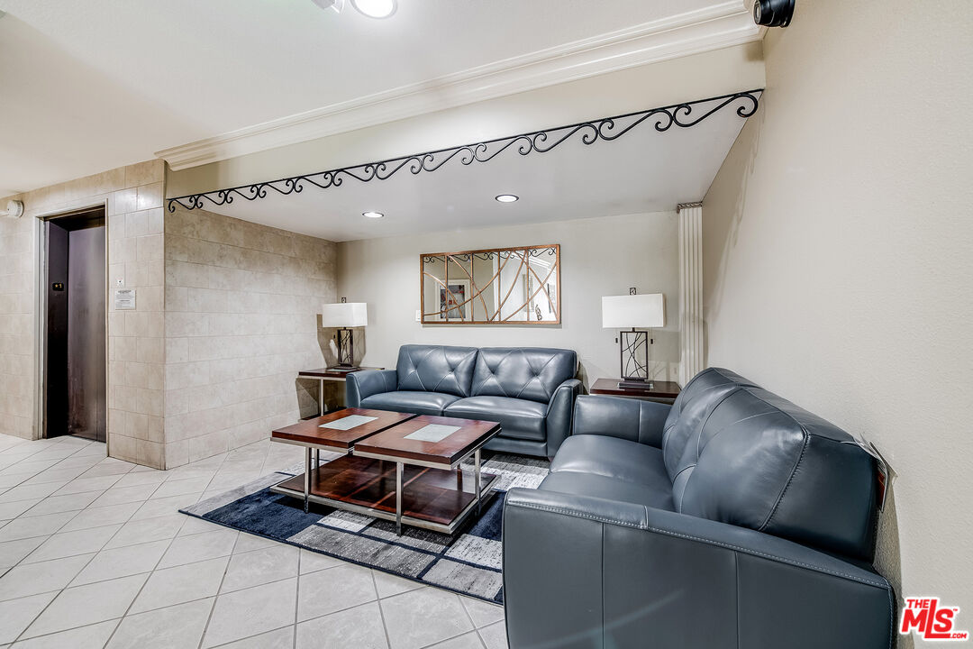 222 N Rose St Unit: 202