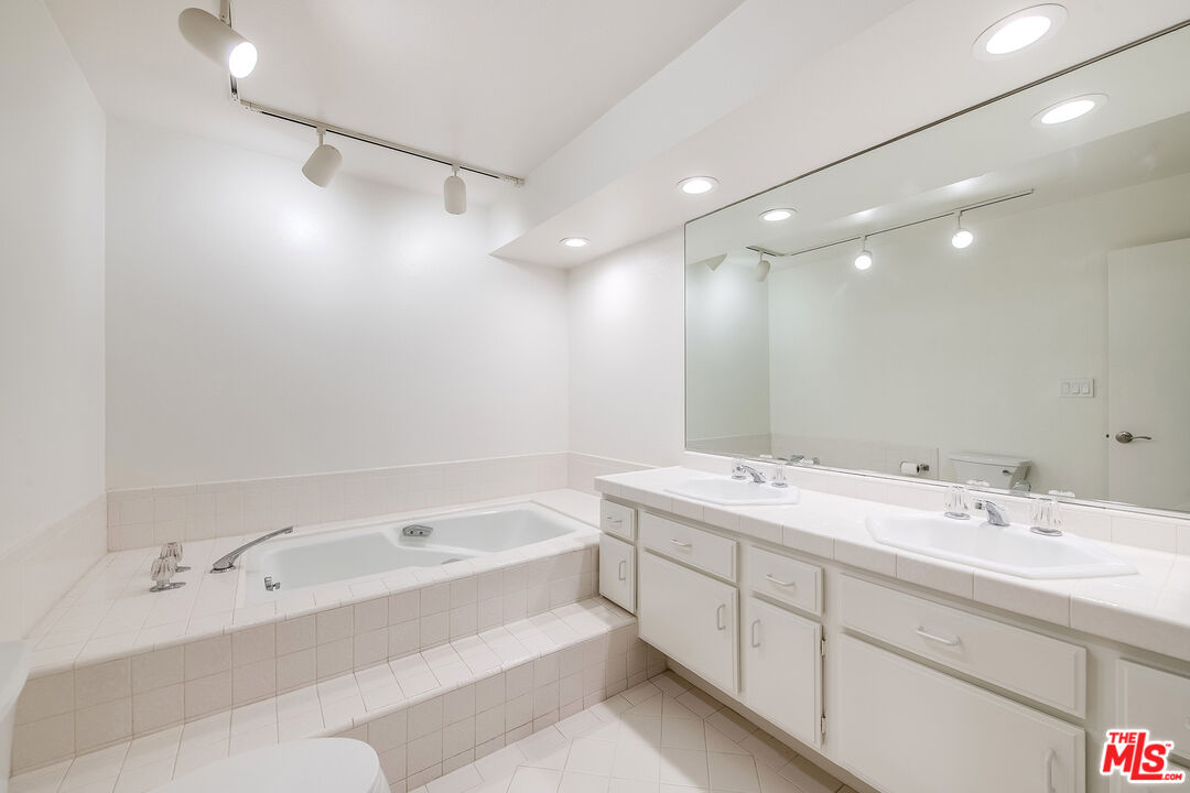 222 N Rose St Unit: 202