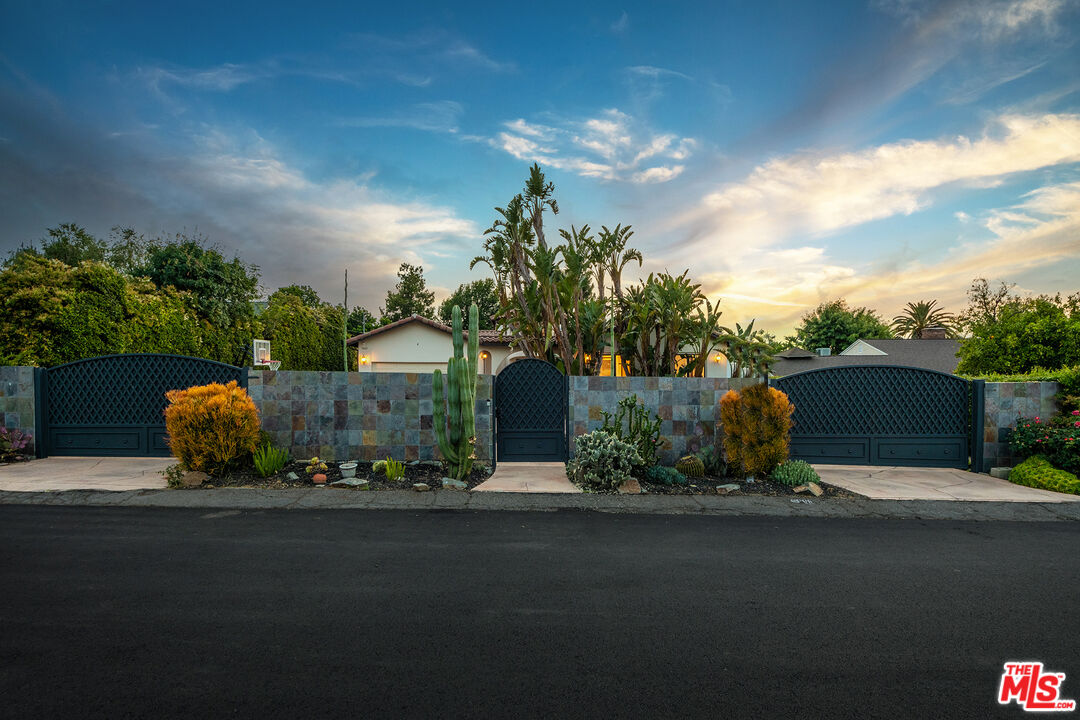5663 Jumilla Ave