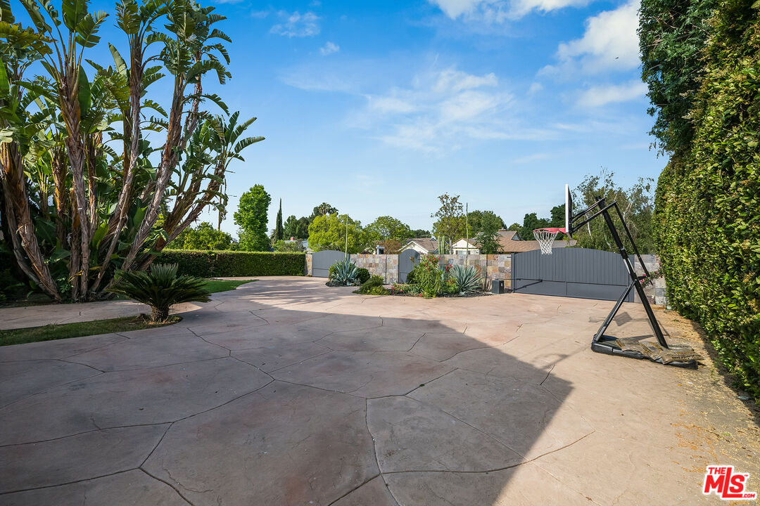 5663 Jumilla Ave
