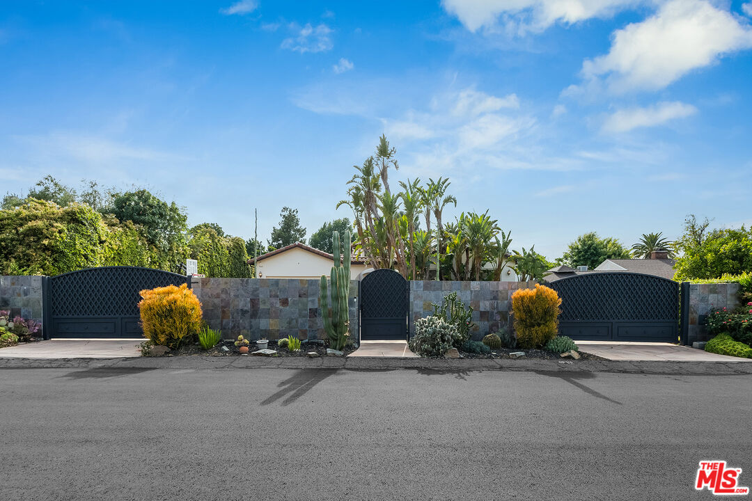 5663 Jumilla Ave