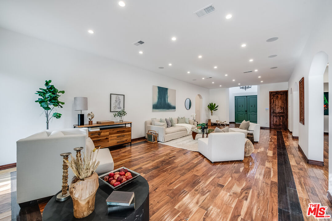 5663 Jumilla Ave