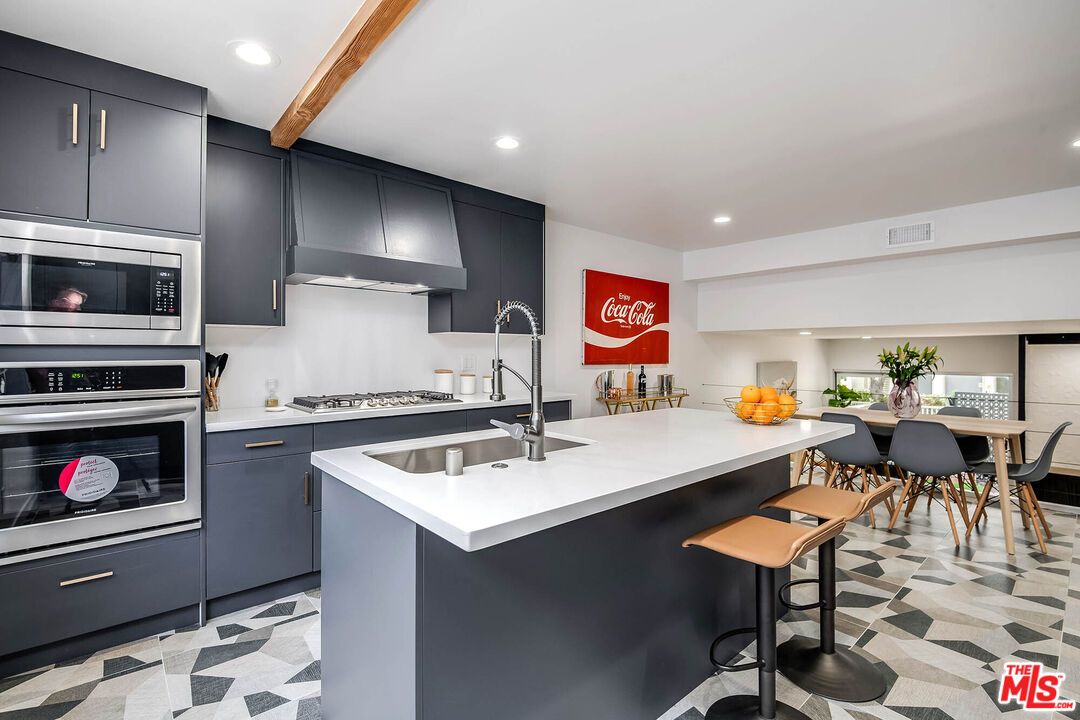 4223 W Sarah St Unit: 17