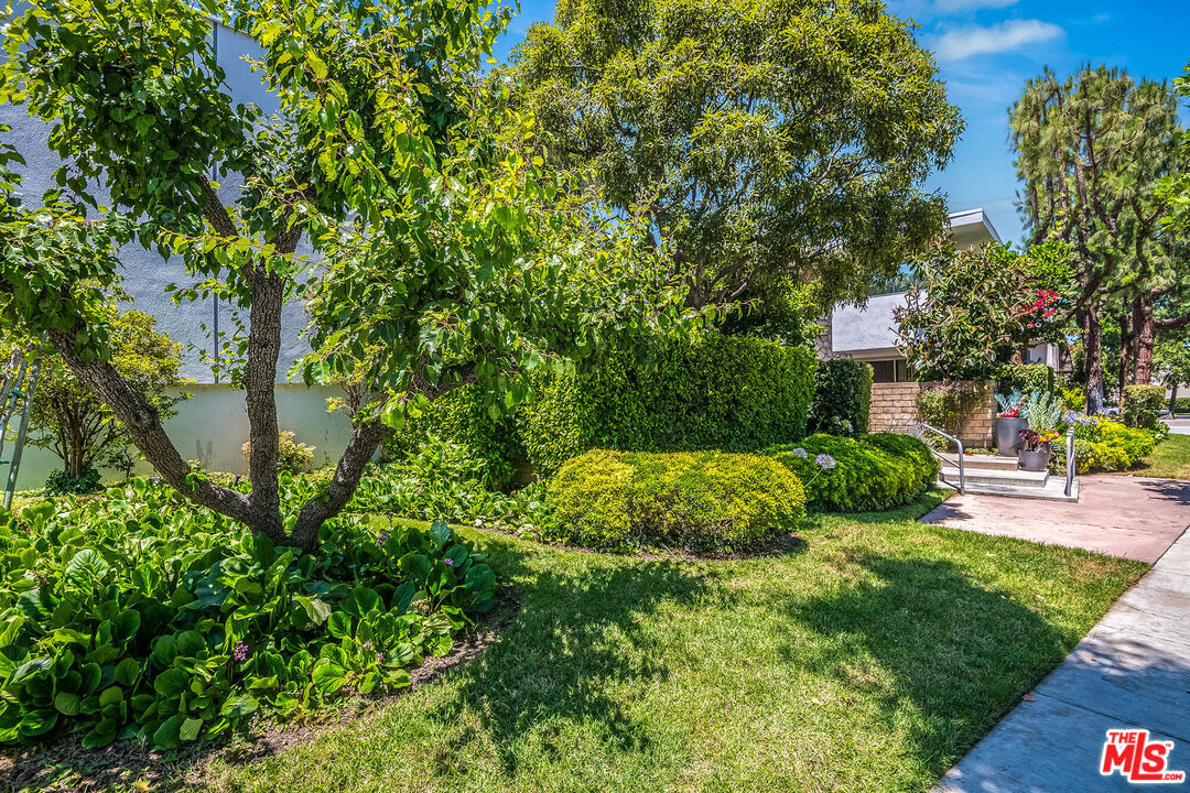 4223 W Sarah St Unit: 17
