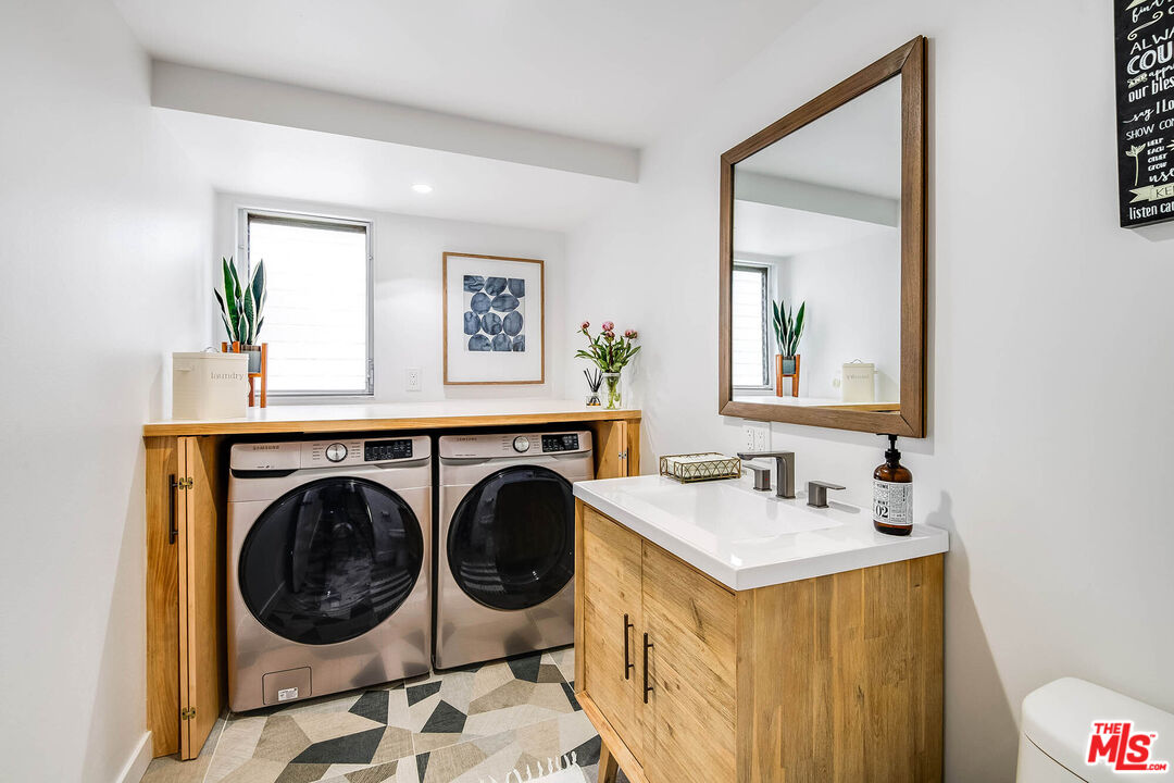 4223 W Sarah St Unit: 17