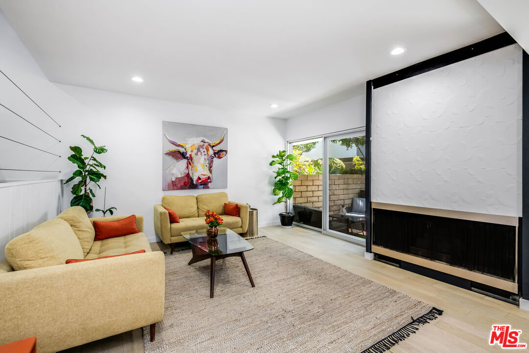 4223 W Sarah St Unit: 17