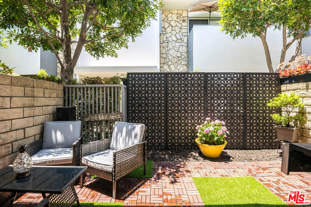 4223 W Sarah St Unit: 17