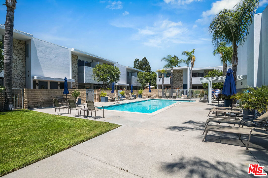 4223 W Sarah St Unit: 17