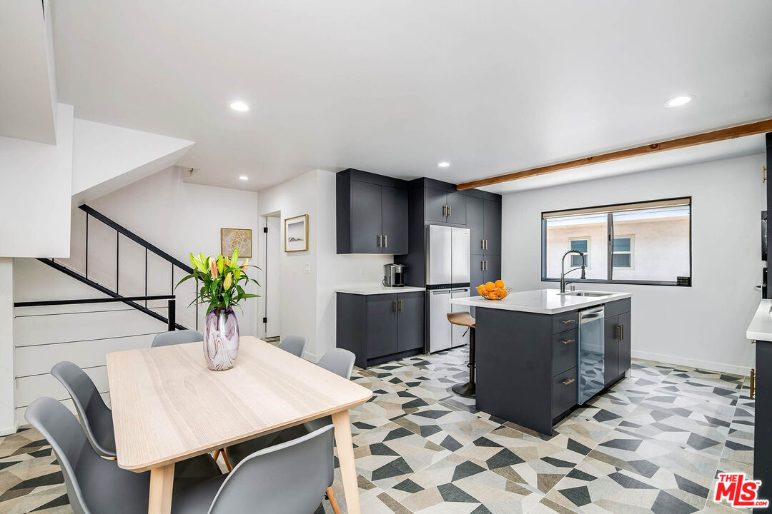4223 W Sarah St Unit: 17