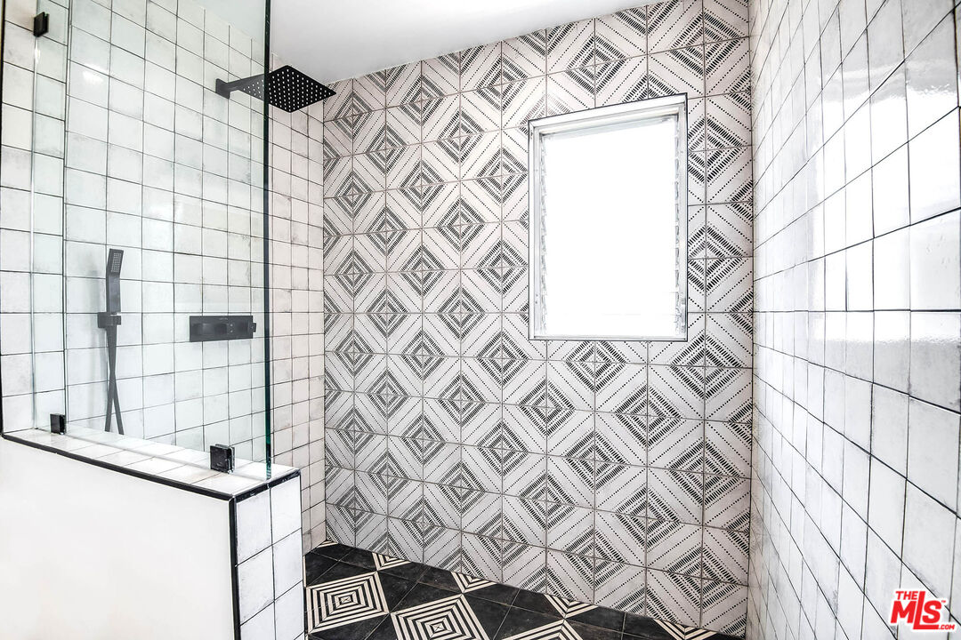 4223 W Sarah St Unit: 17