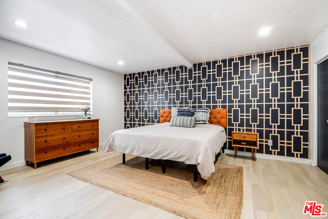 4223 W Sarah St Unit: 17