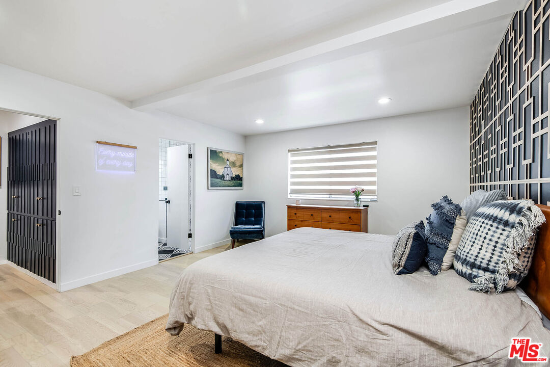 4223 W Sarah St Unit: 17