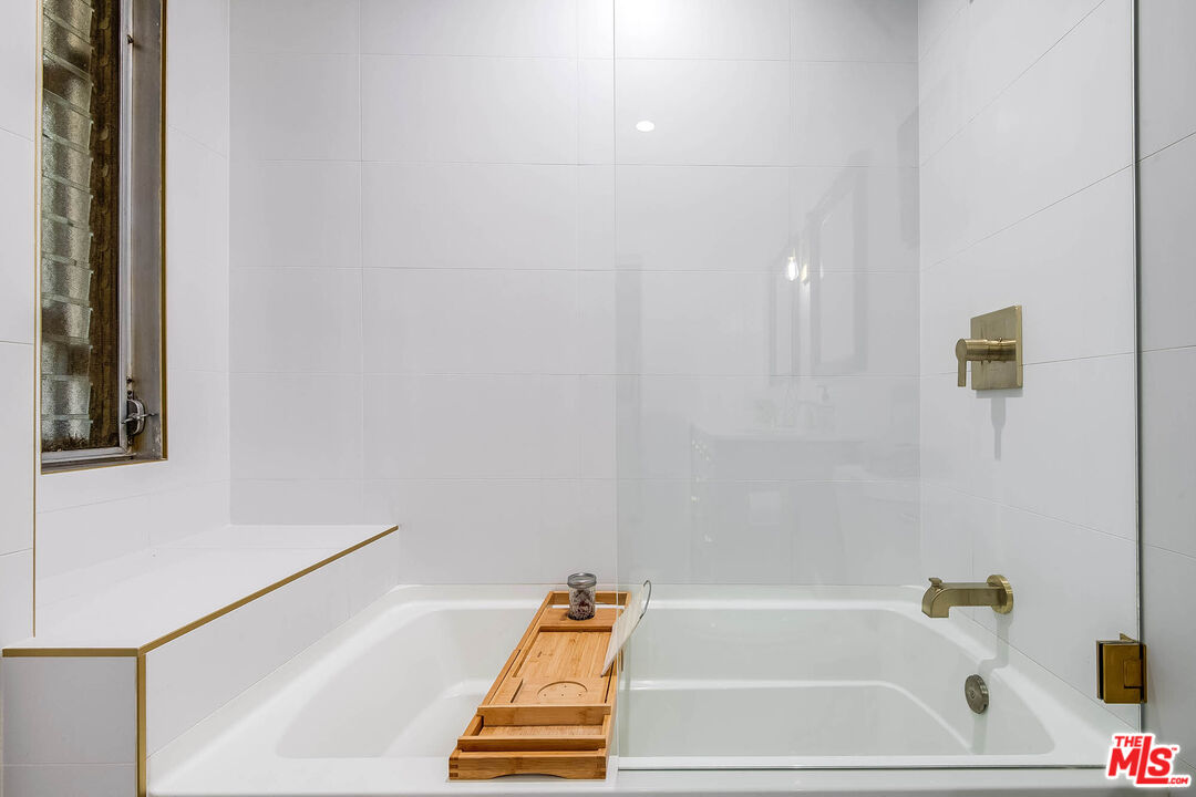 4223 W Sarah St Unit: 17
