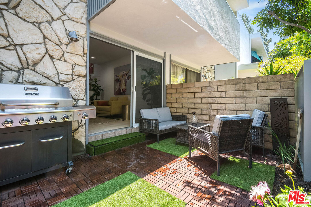 4223 W Sarah St Unit: 17