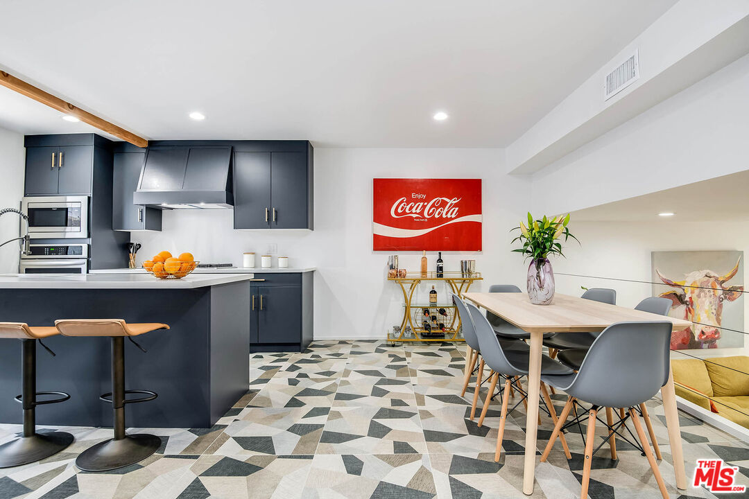 4223 W Sarah St Unit: 17