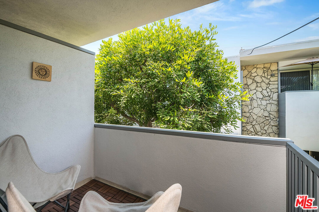 4223 W Sarah St Unit: 17