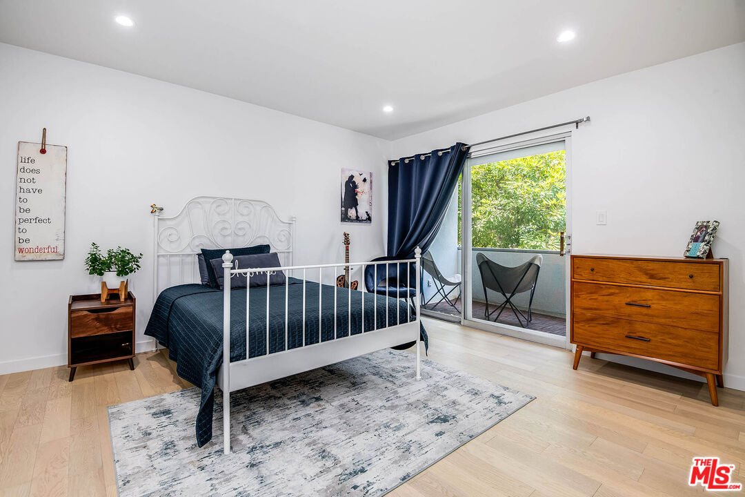 4223 W Sarah St Unit: 17