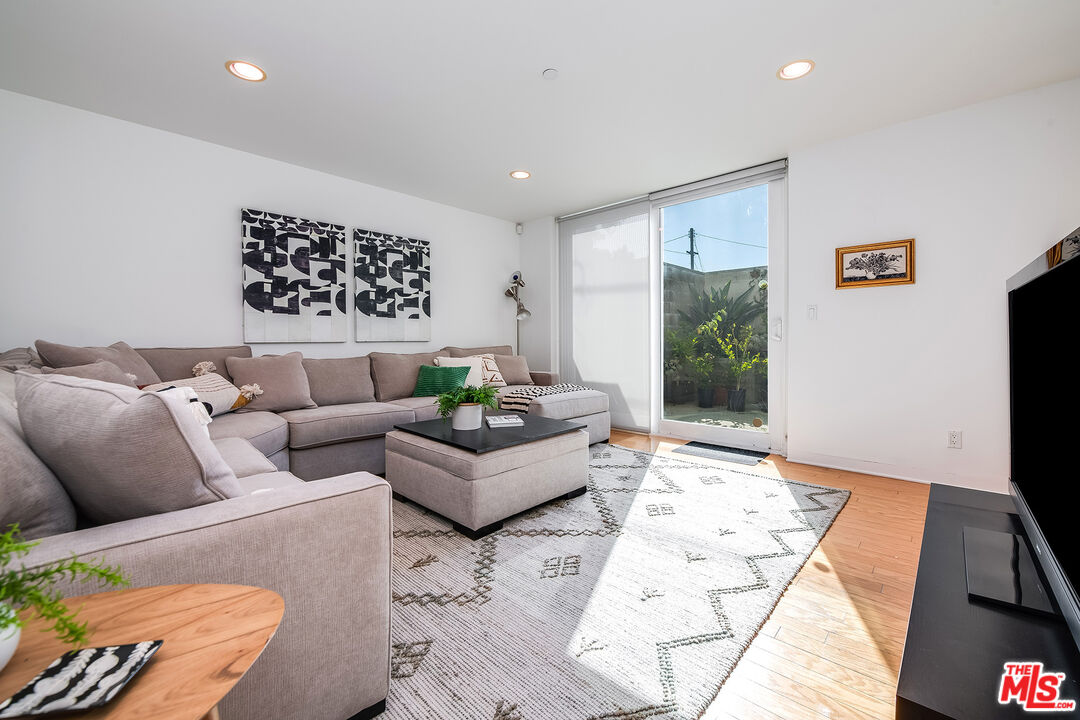 4852 Coldwater Canyon Ave