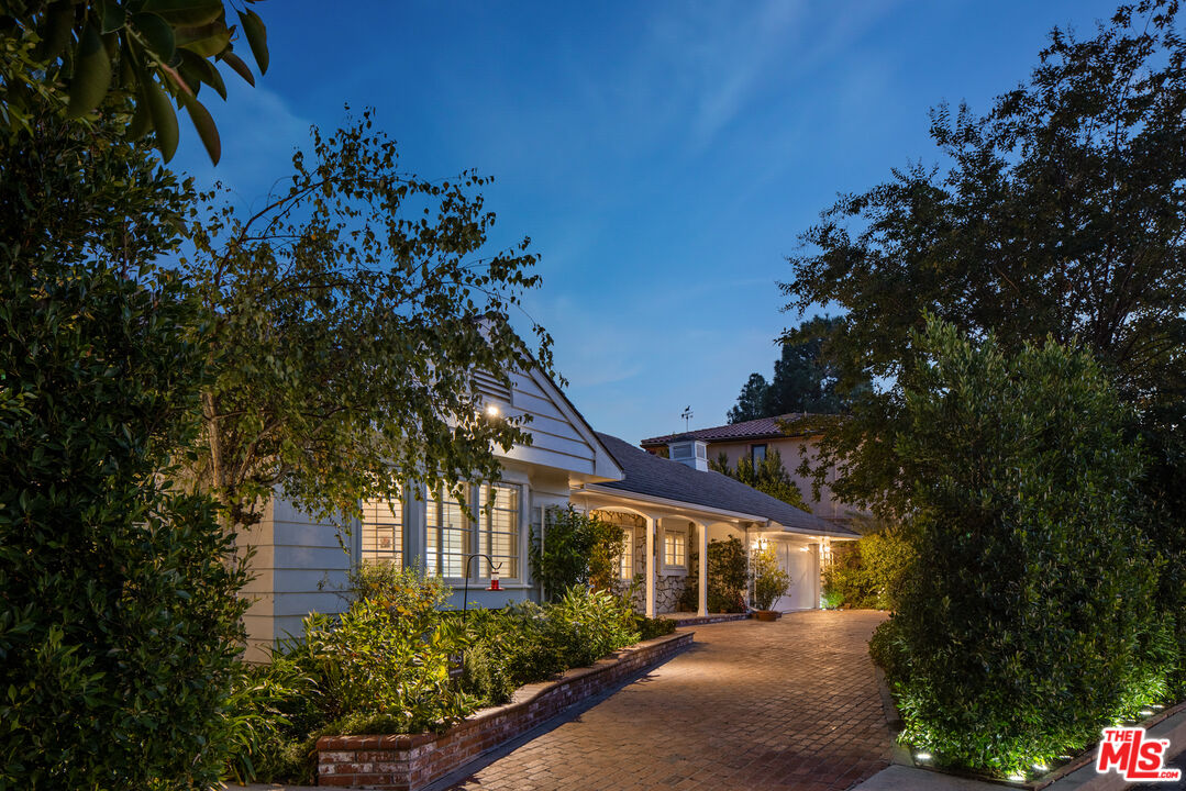 1990 Stradella Rd