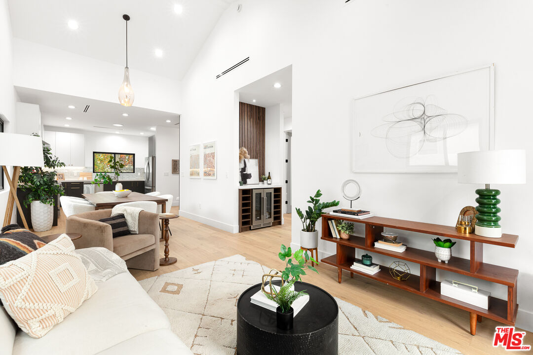 541 N Griffith Park Dr