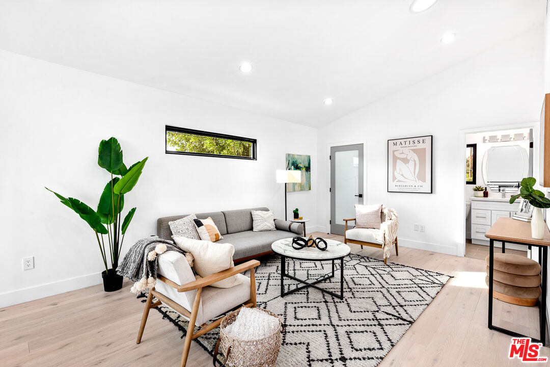 541 N Griffith Park Dr