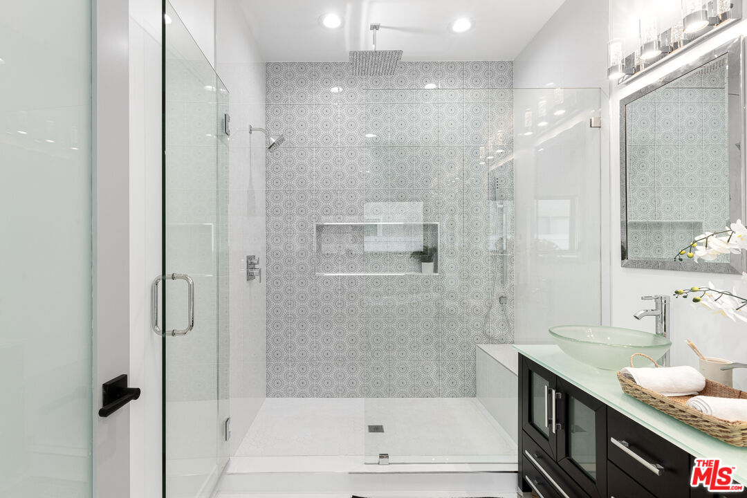 541 N Griffith Park Dr