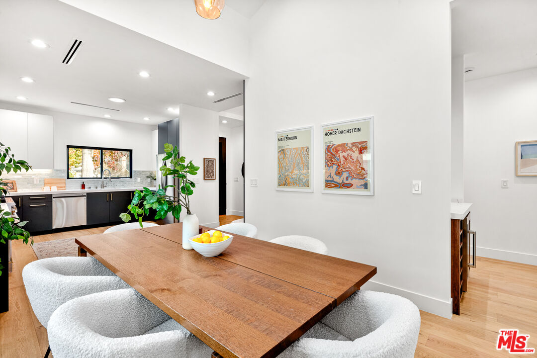 541 N Griffith Park Dr