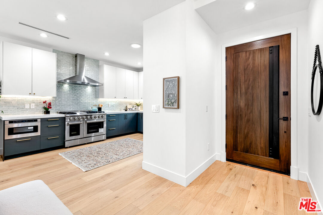 541 N Griffith Park Dr