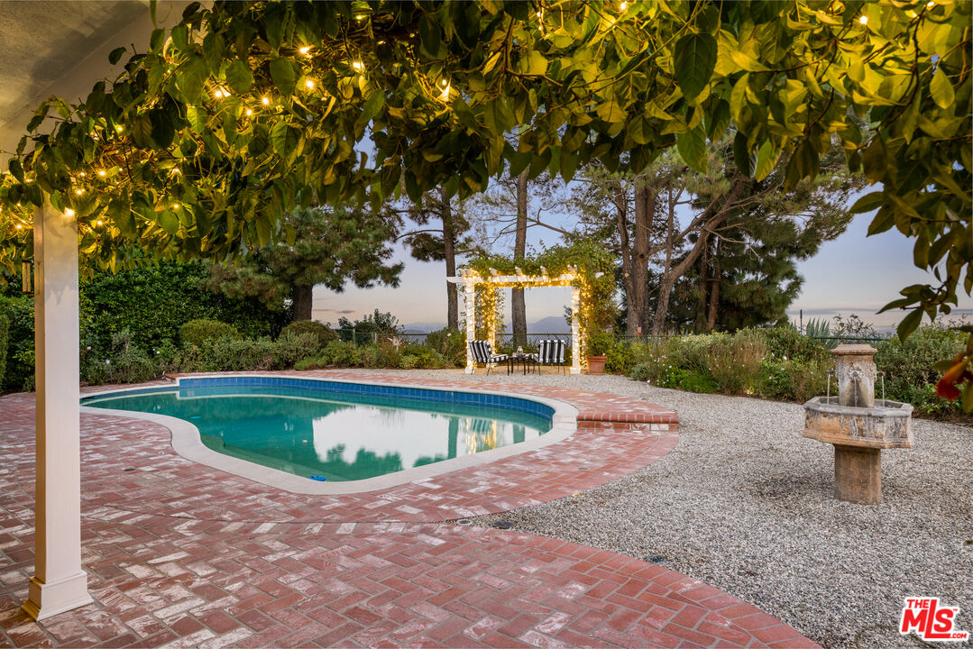 1990 Stradella Rd