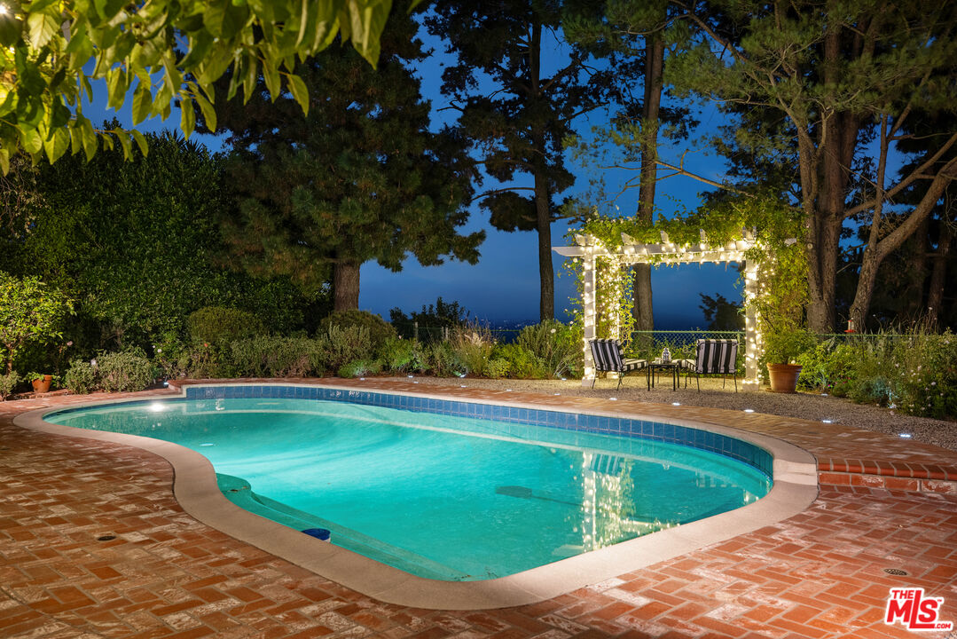 1990 Stradella Rd