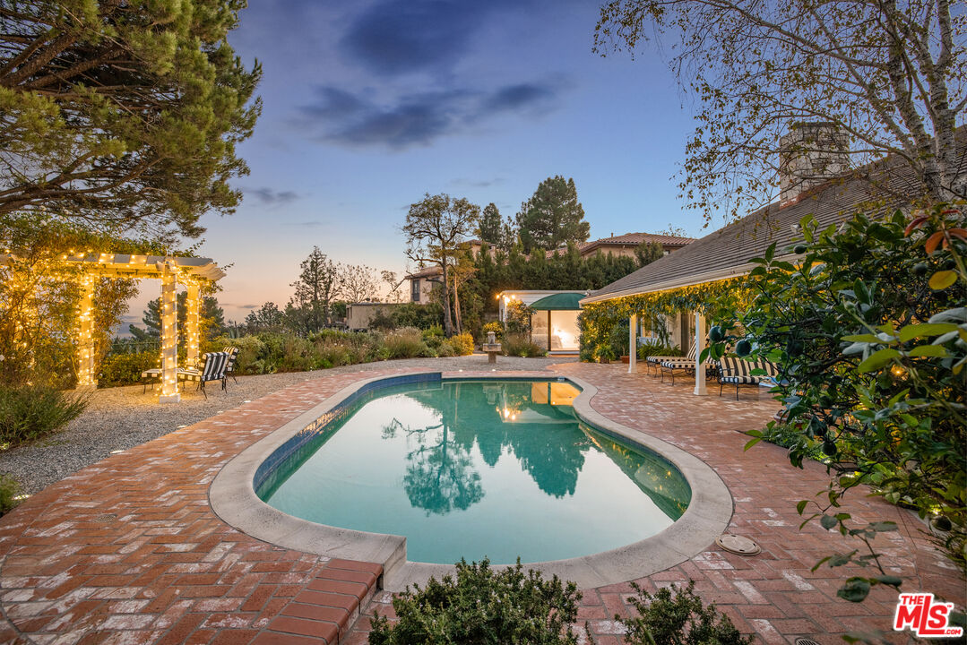 1990 Stradella Rd