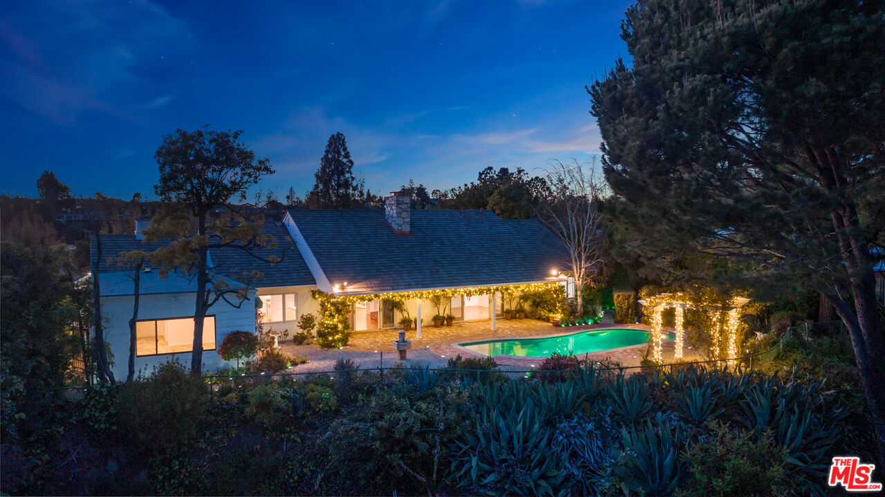 1990 Stradella Rd
