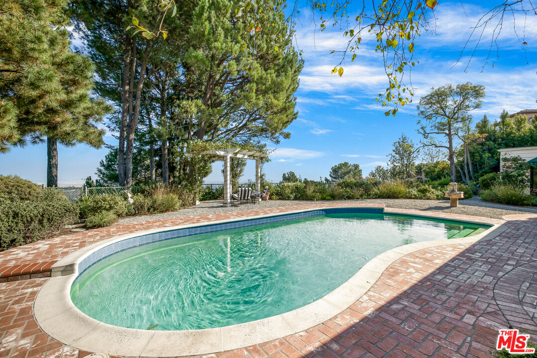 1990 Stradella Rd