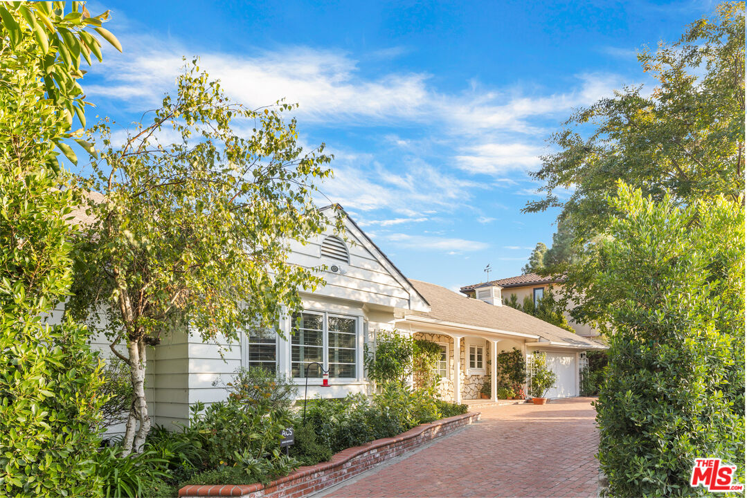 1990 Stradella Rd