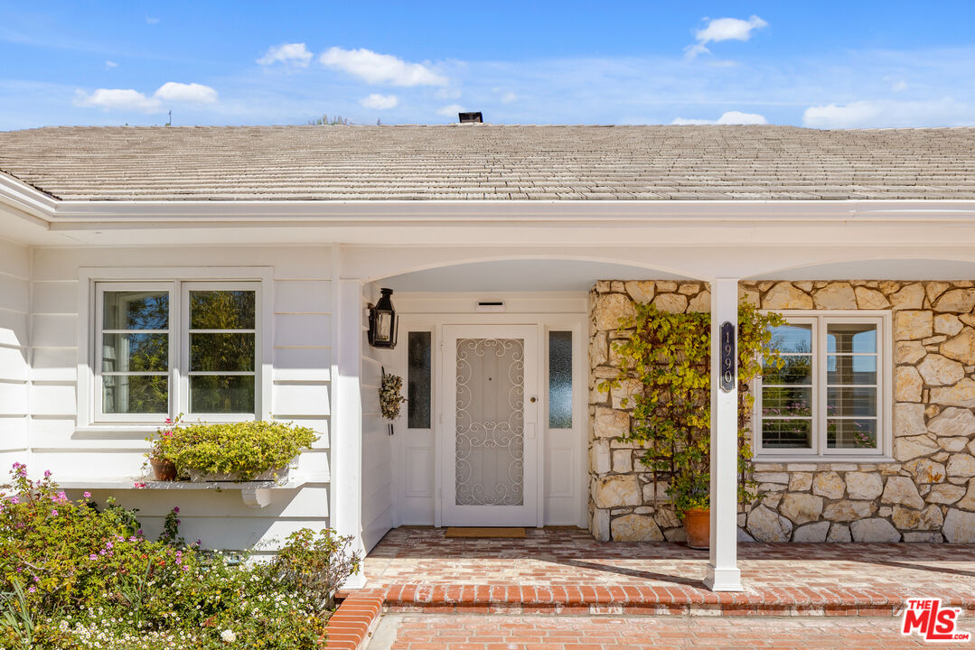 1990 Stradella Rd