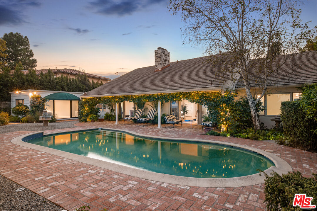 1990 Stradella Rd
