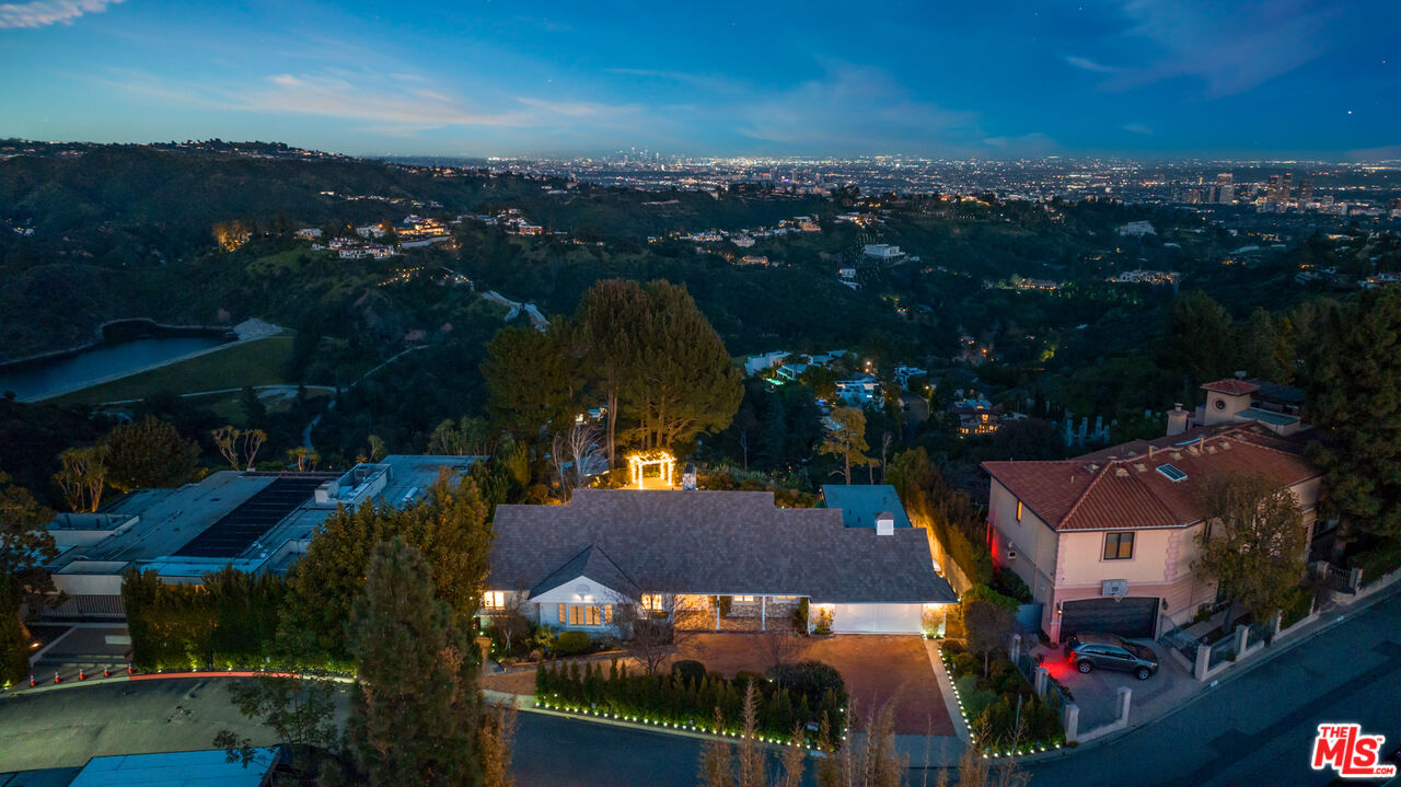 1990 Stradella Rd