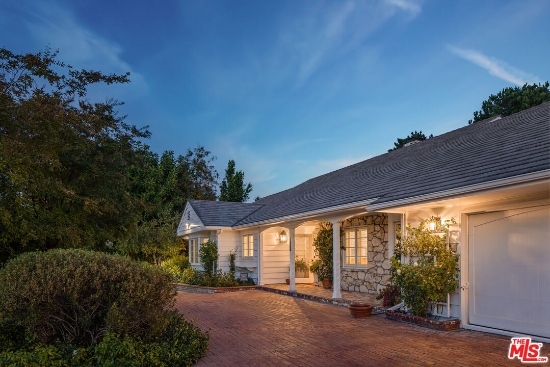 1990 Stradella Rd