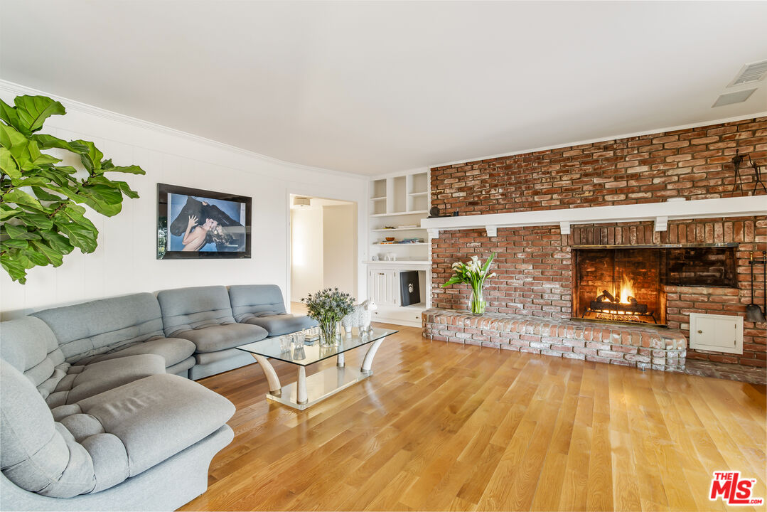 1990 Stradella Rd
