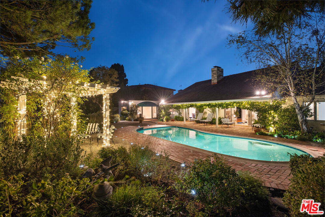 1990 Stradella Rd