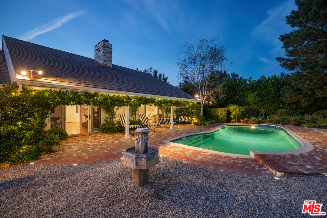 1990 Stradella Rd
