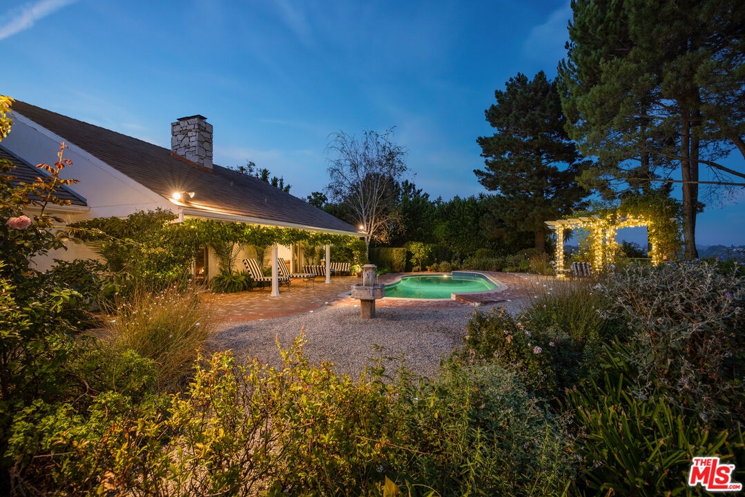 1990 Stradella Rd