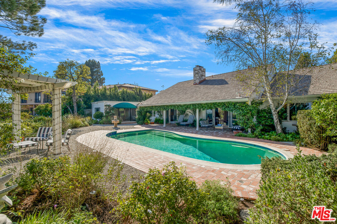 1990 Stradella Rd