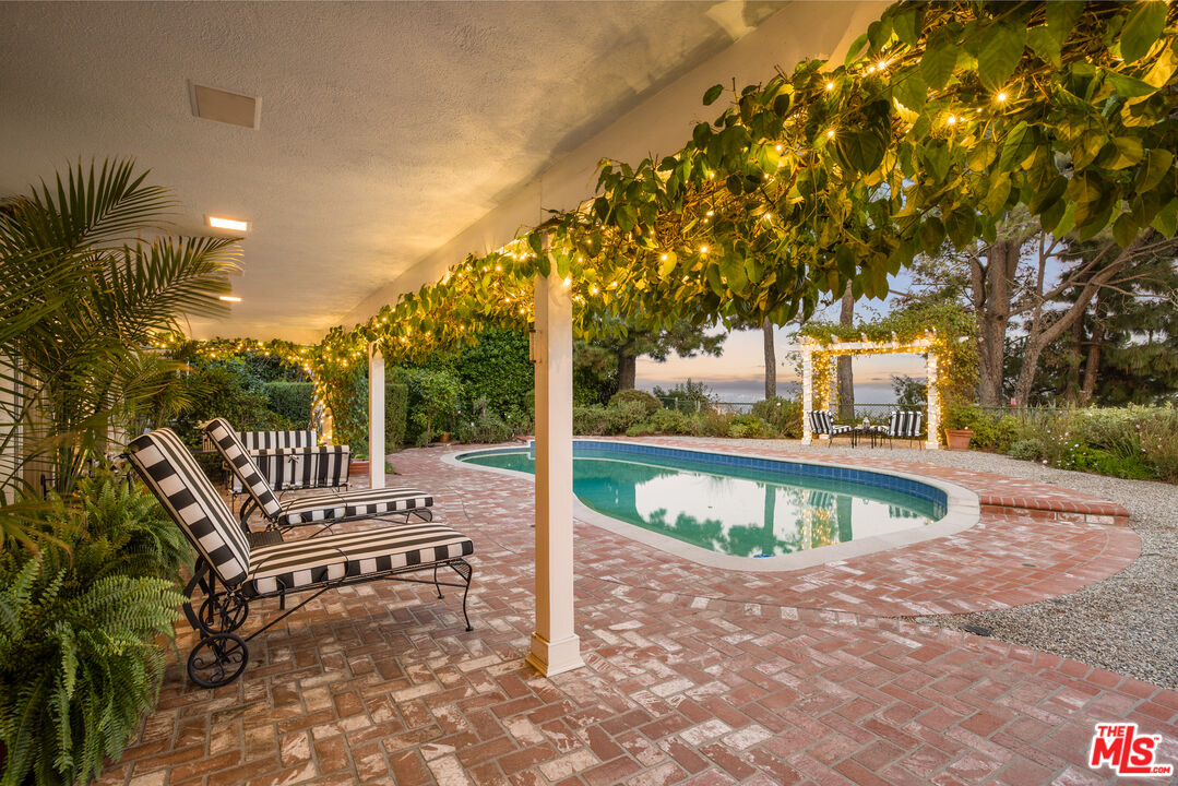 1990 Stradella Rd