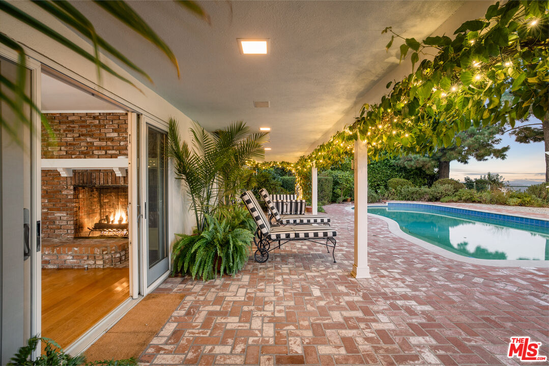 1990 Stradella Rd
