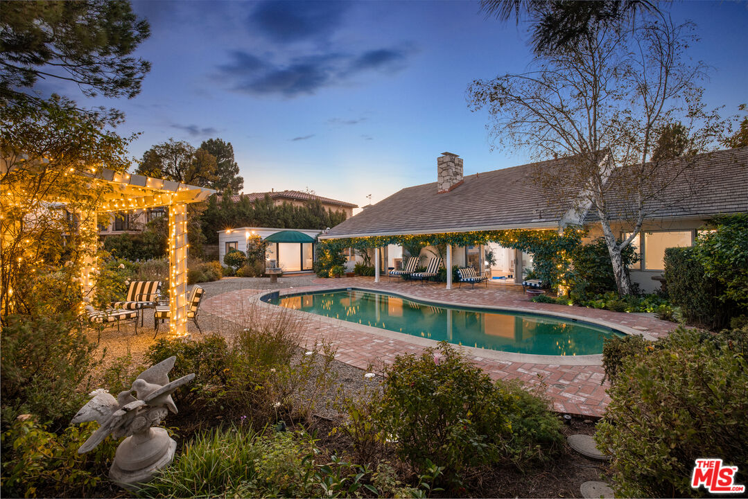 1990 Stradella Rd