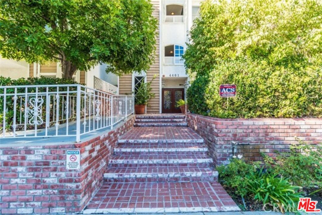 4401 Moorpark Way Unit: 203