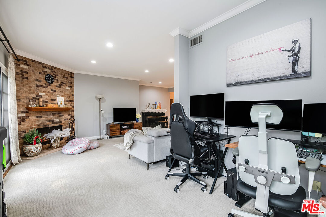 4401 Moorpark Way Unit: 203